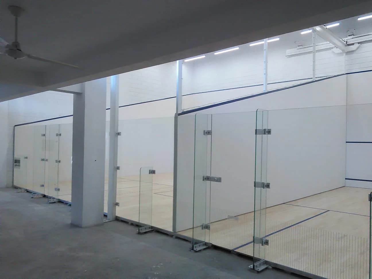 Movable glass side walls on a squash court