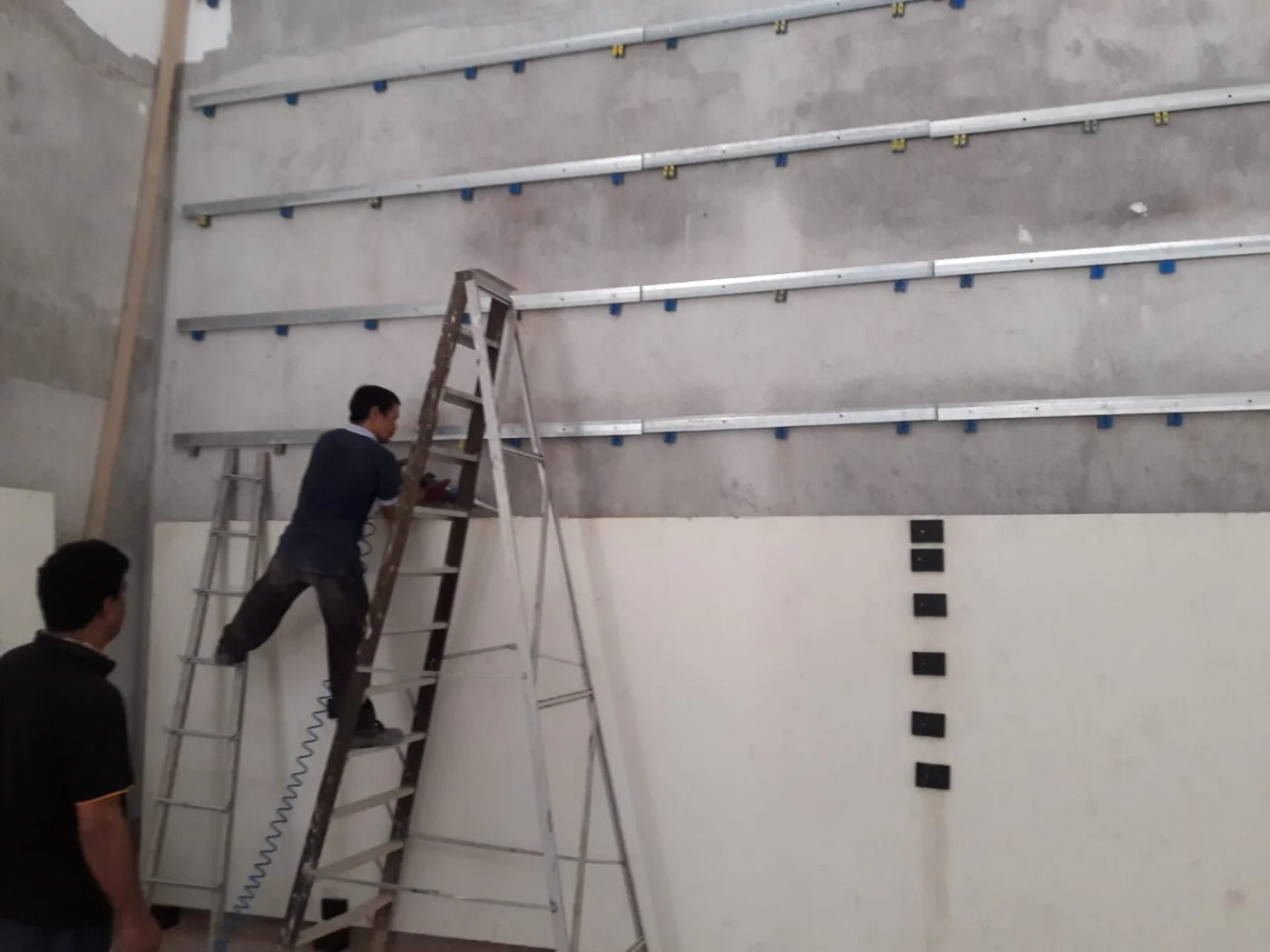 Steel rails fixed to an existing wall for the Half System